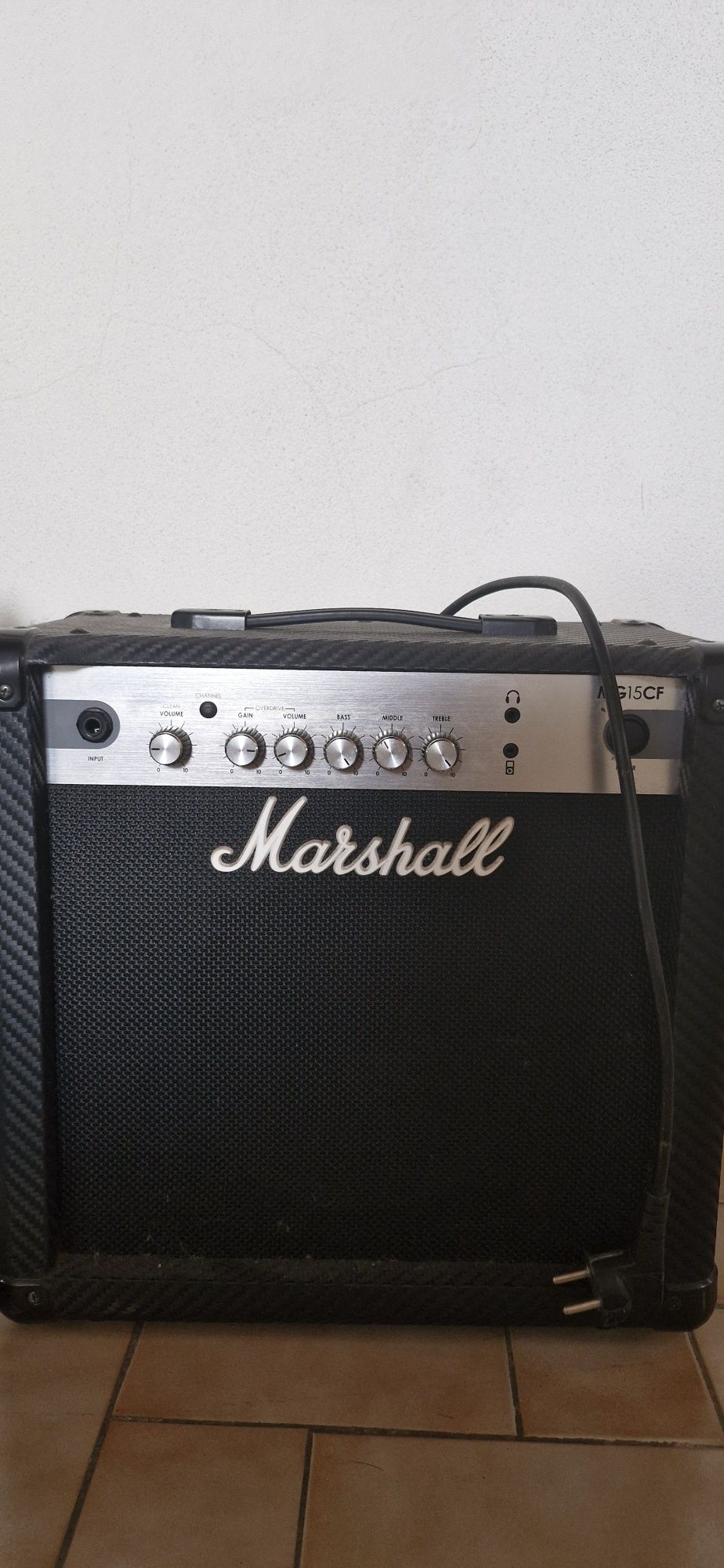 Guitarra Cort e amplificador Marshall 40w