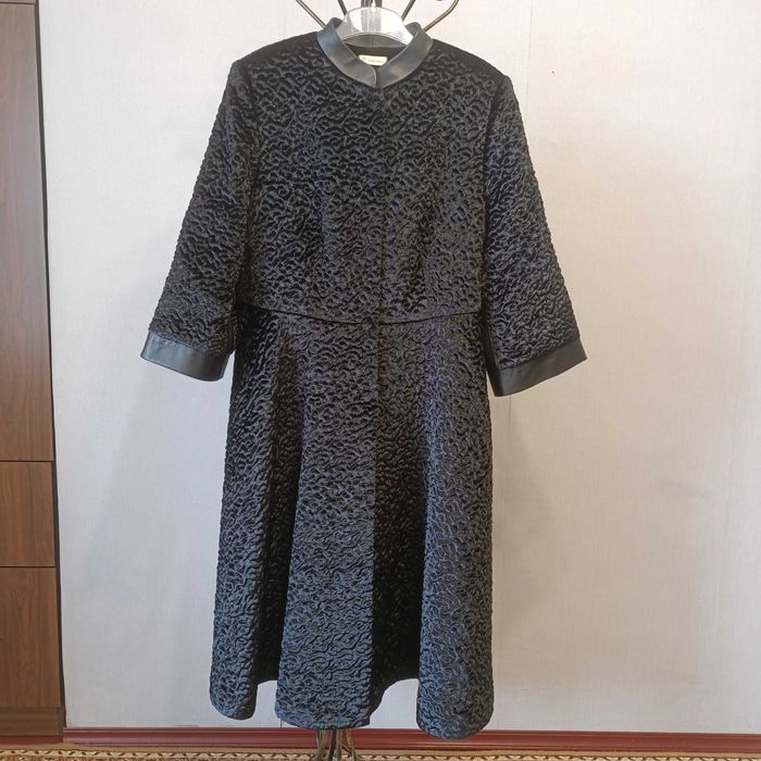 ЭЛЕГАНТНАЯ Стильная  Эко Шуба под КАРАКУЛЬ ,  чёрного цвета .