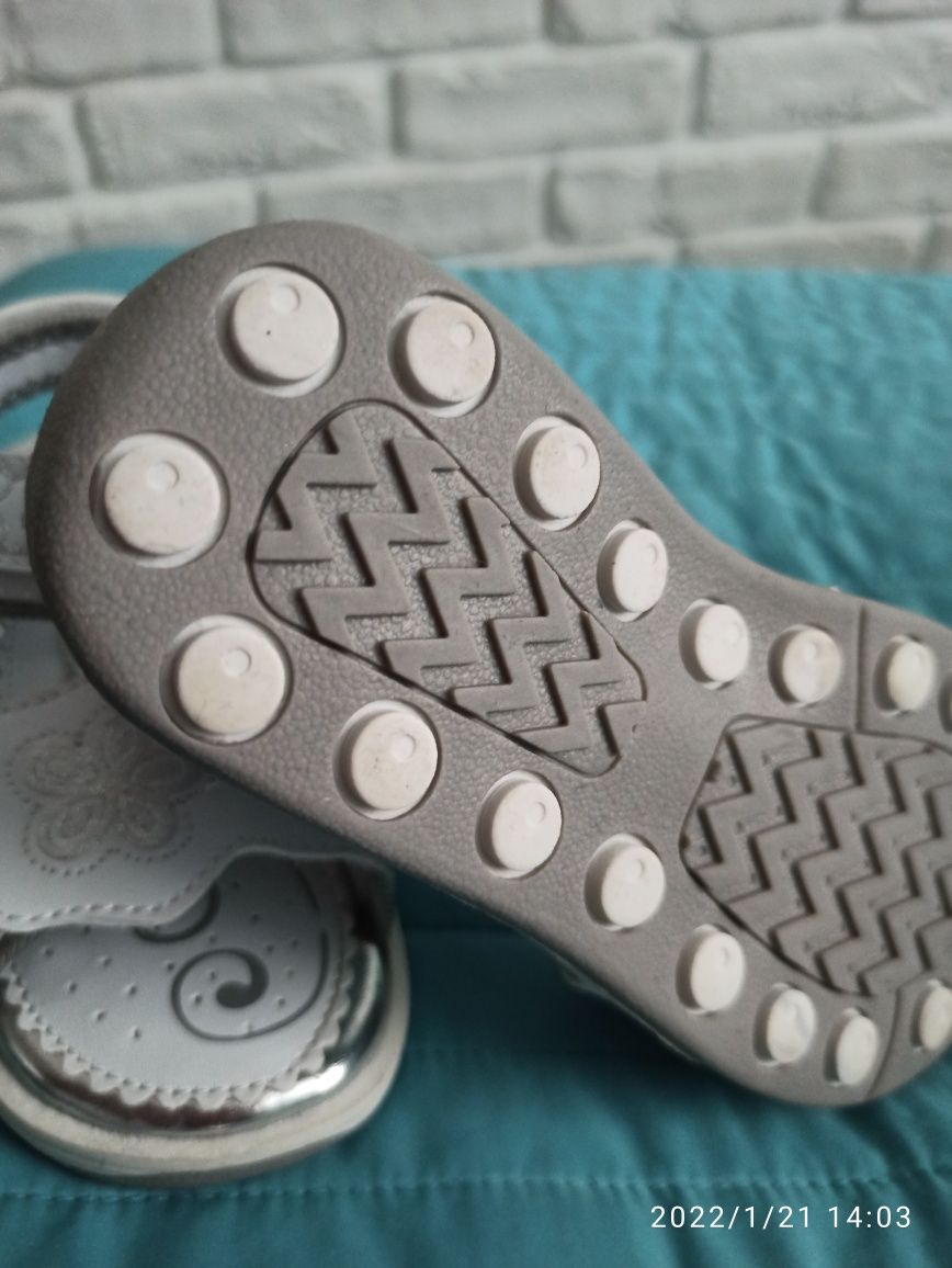 Białe nowe buty sandałki  dziewczęceświecąca podeszwa raz 28 /27 CCC