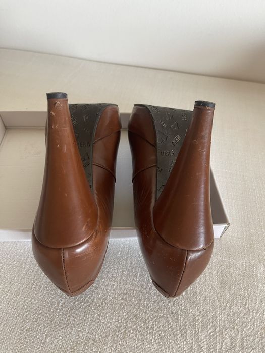 Sapatos em pele marca Hera