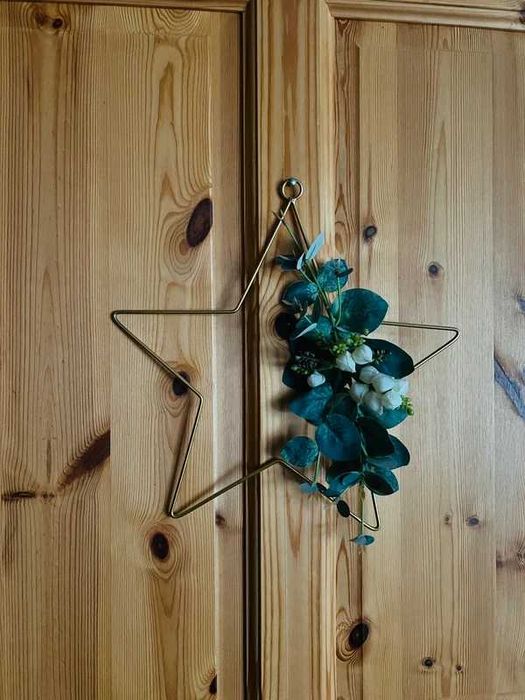 Złota gwiazda dekoracja ze sztucznymi kwiatami Ikea ozdoba na ścianę