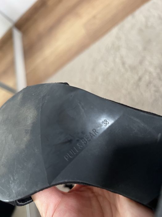 Sandały czarne klasyczne na obcasie zamszowe 38 Pull&Bear