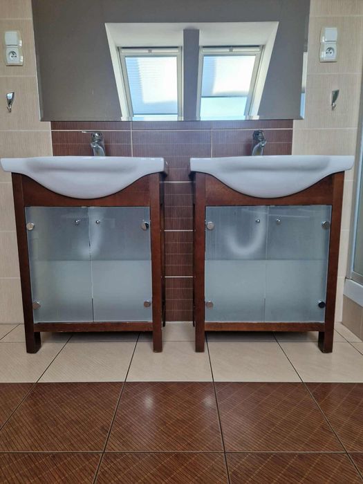 Szafki lazienkowe z bateriami i umywalkami