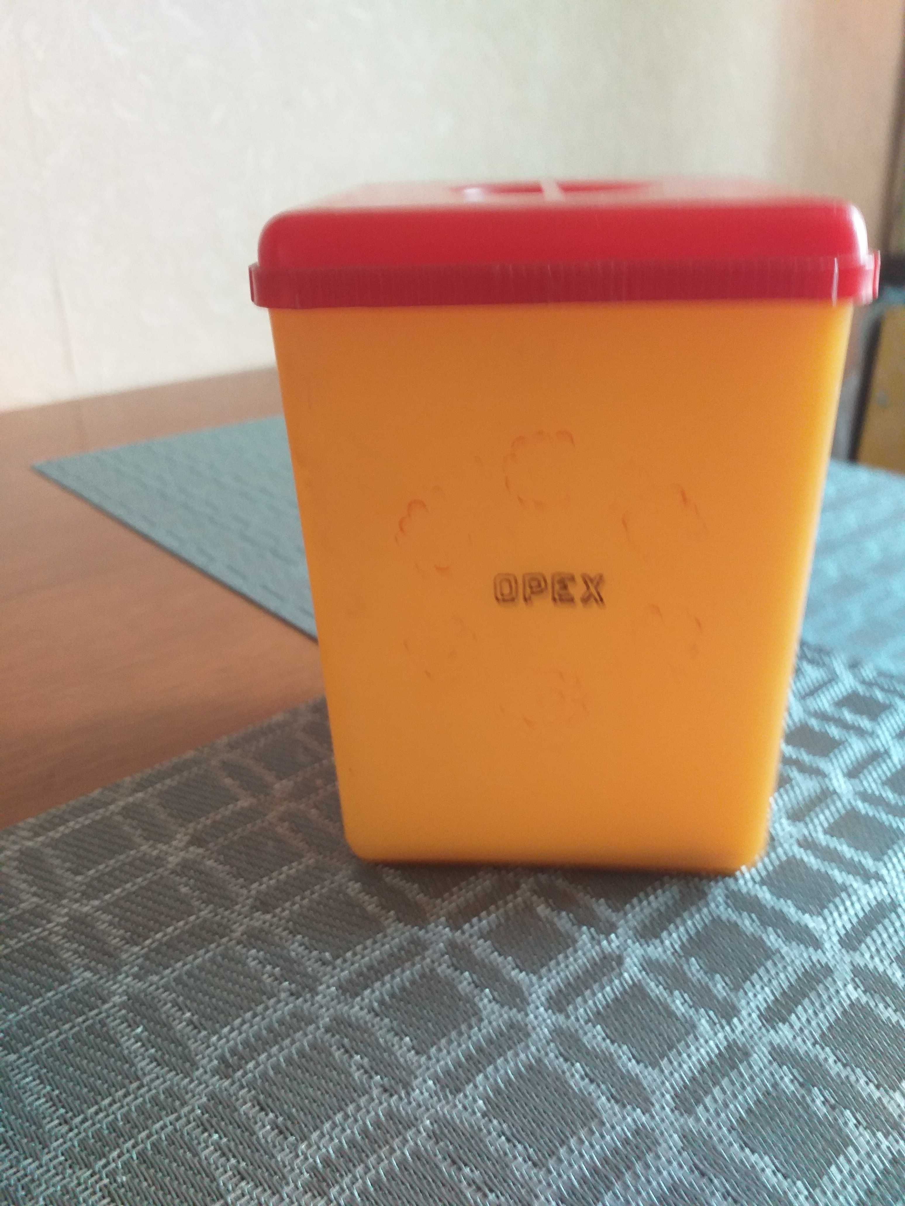 Ёмкости для сыпучих пищевых продуктов.