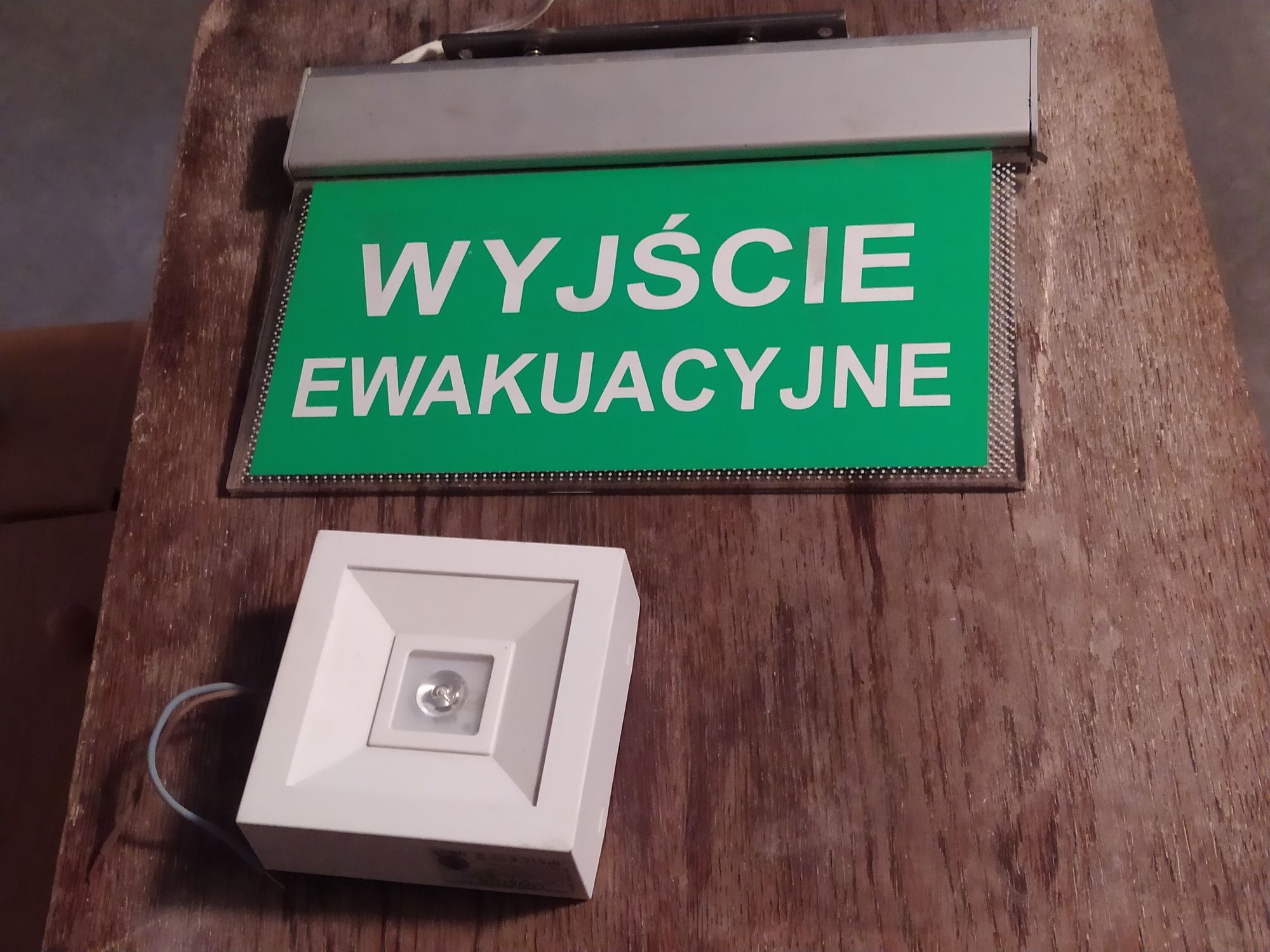 Oświetlenie wyjścia awaryjnego