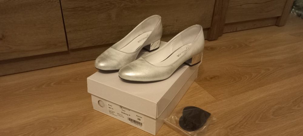 Srebrne czółenka na niskim obcasie Neścior