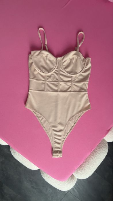 Beżowe body z miseczkami obcisłe eleganckie seksowne – rozmiar M (38)