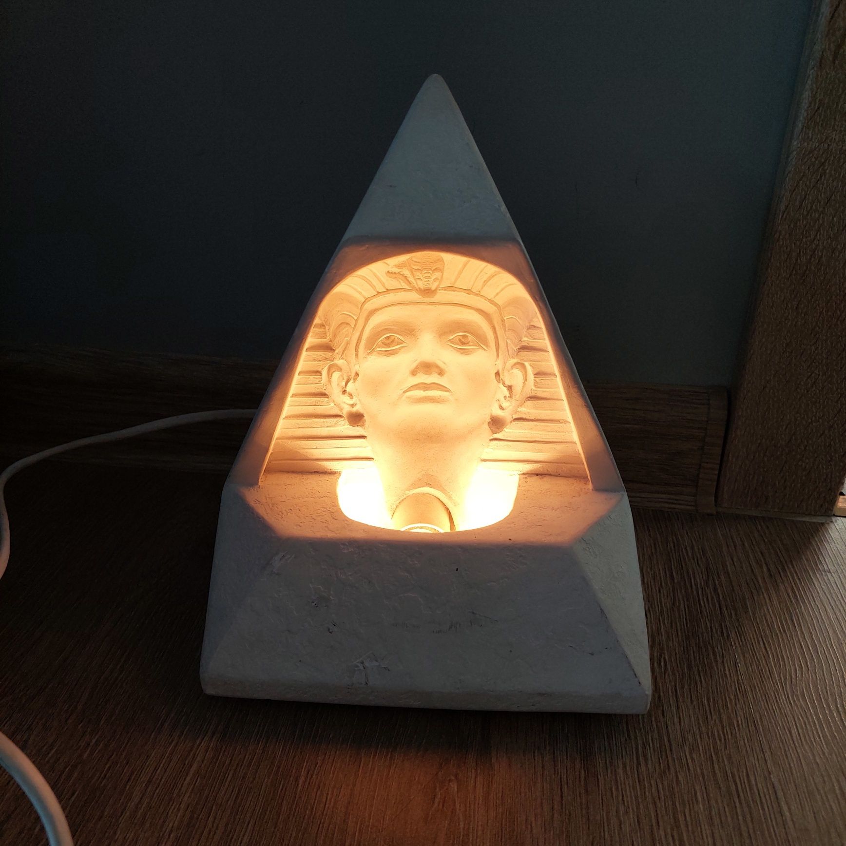 Lampa ozdobna Faraon 3D,  wodzi wzrokiem