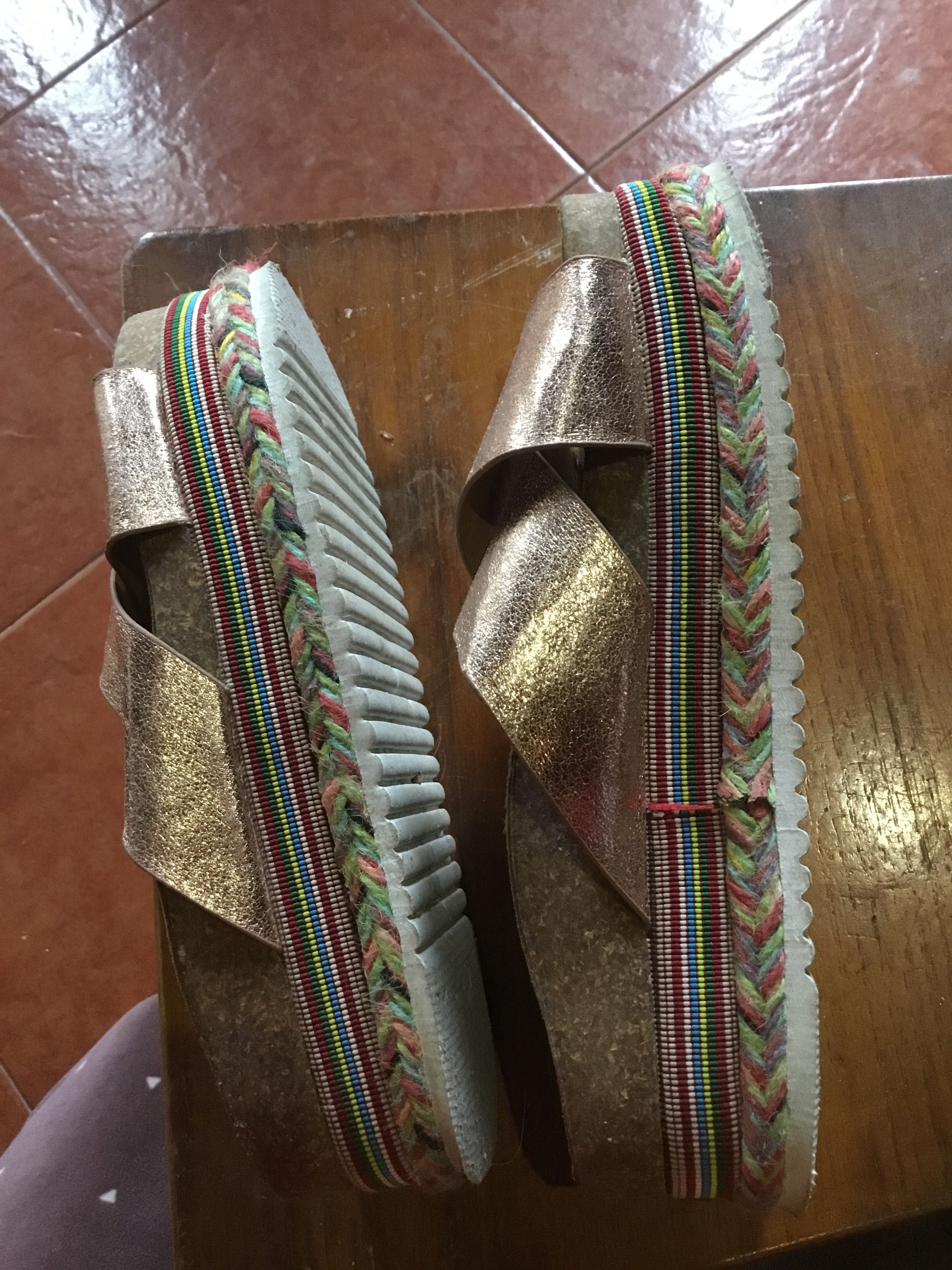 Chinelo usado poucas vezes