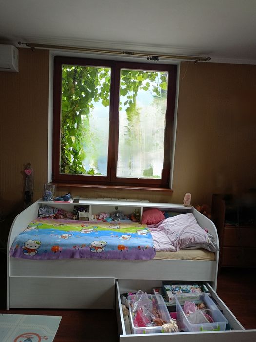 Дитяче ліжечко з поличками