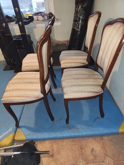 Krzesła z drewnianą ramą