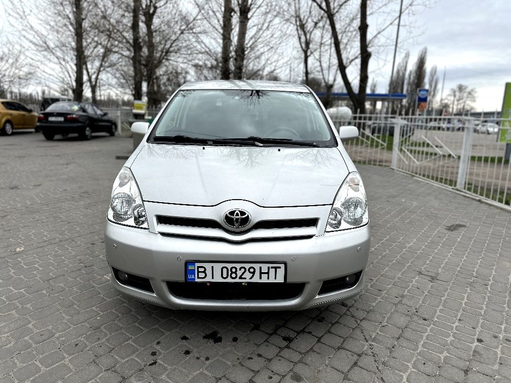 Toyota corolla verso 2.2L  D4D 2006 рік