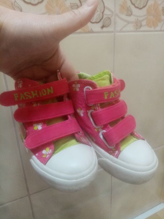 Кеди на дівчинку