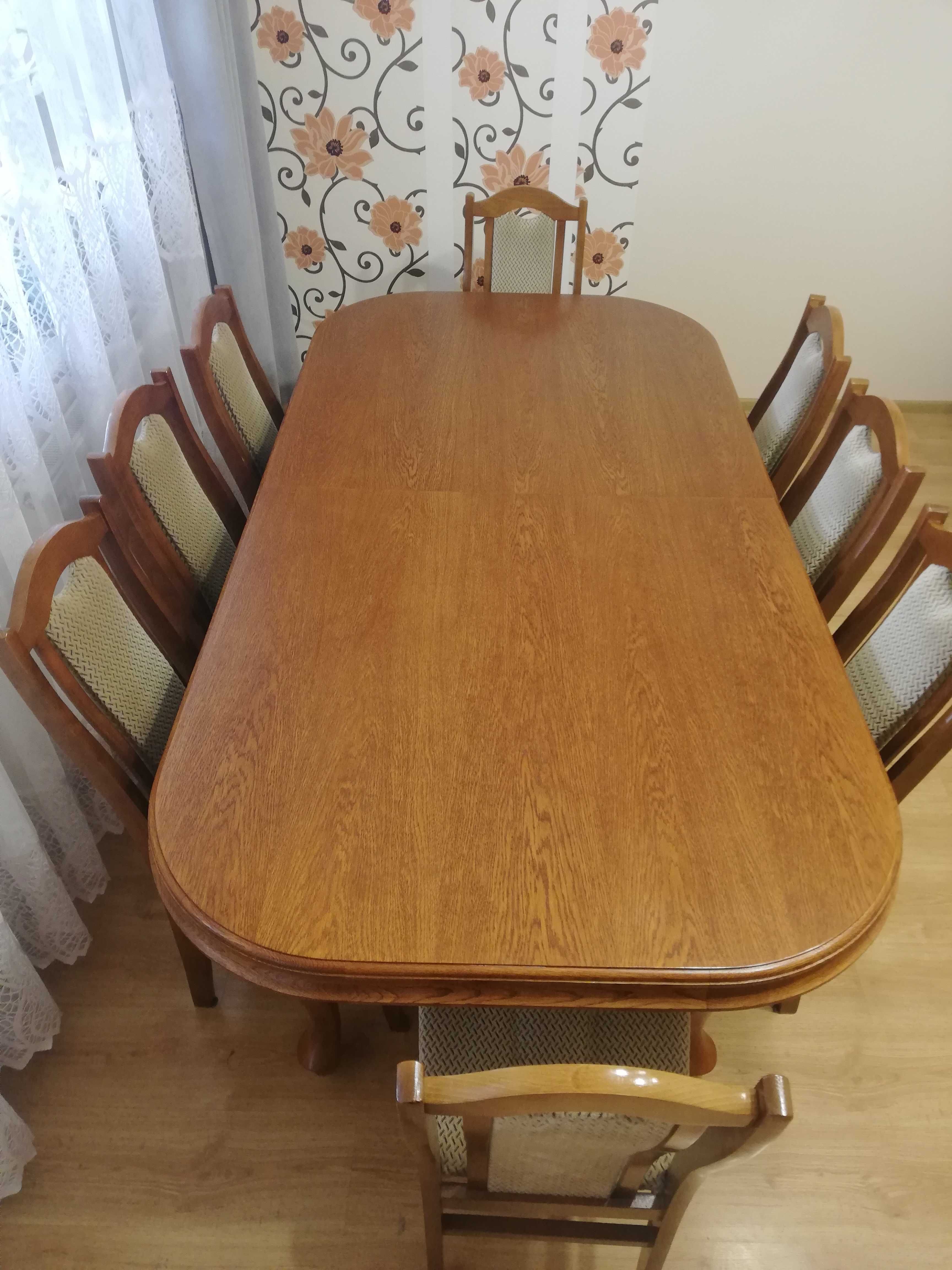 Drewniany stół i 8 krzeseł