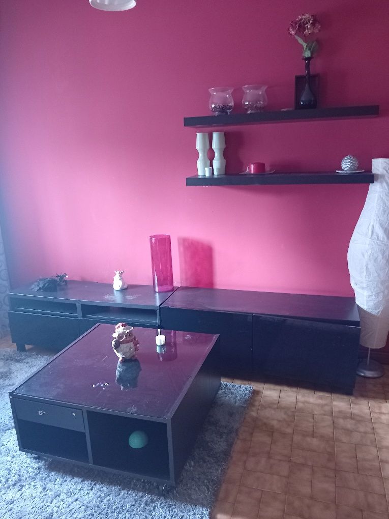 Mesa de centro ÷ móvel e prateleiras