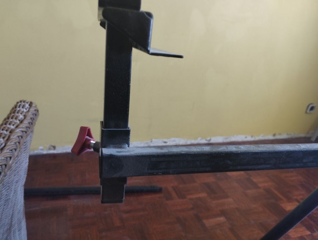 Bancada de trabalho universal com suporte para máquinas