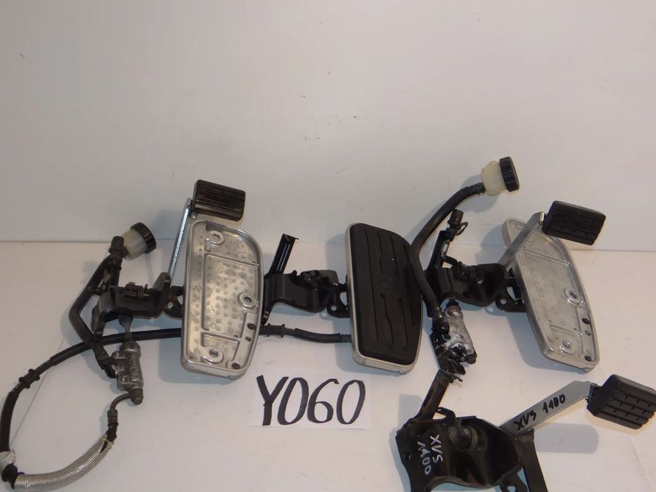 YAMAHA XVS 1100 DRAG STAR PODEST PODUÓŻEK STOPKA SET POMPA HAMULCA PRAWA Y060