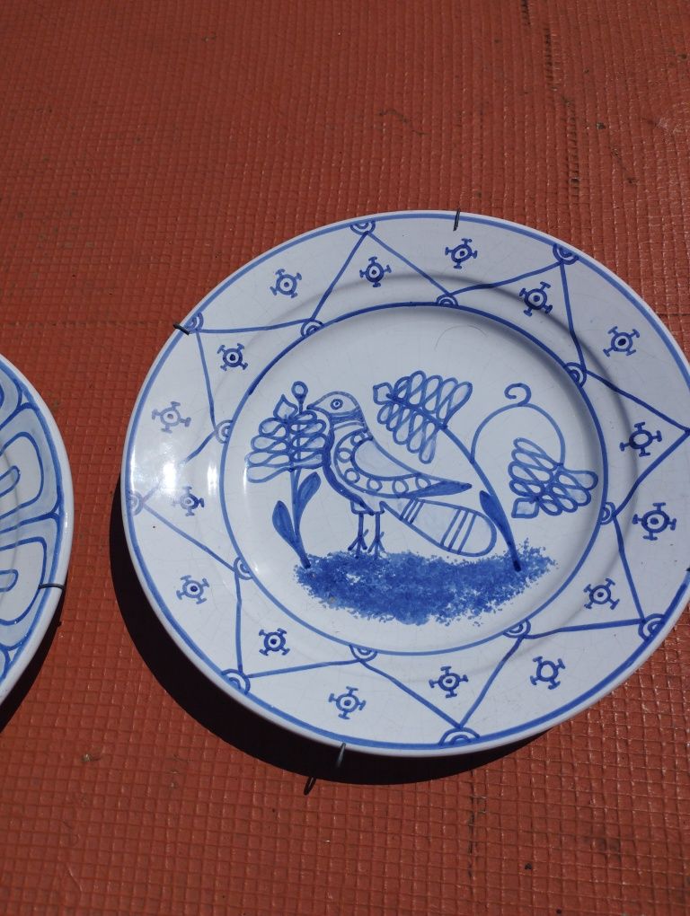 Pratos de pendurar pintados á mão Galos. Azul.