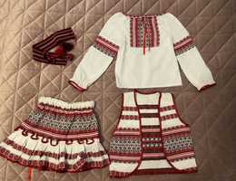 Kostium haftowany dla dziewczynki w wieku 2-3 lat.