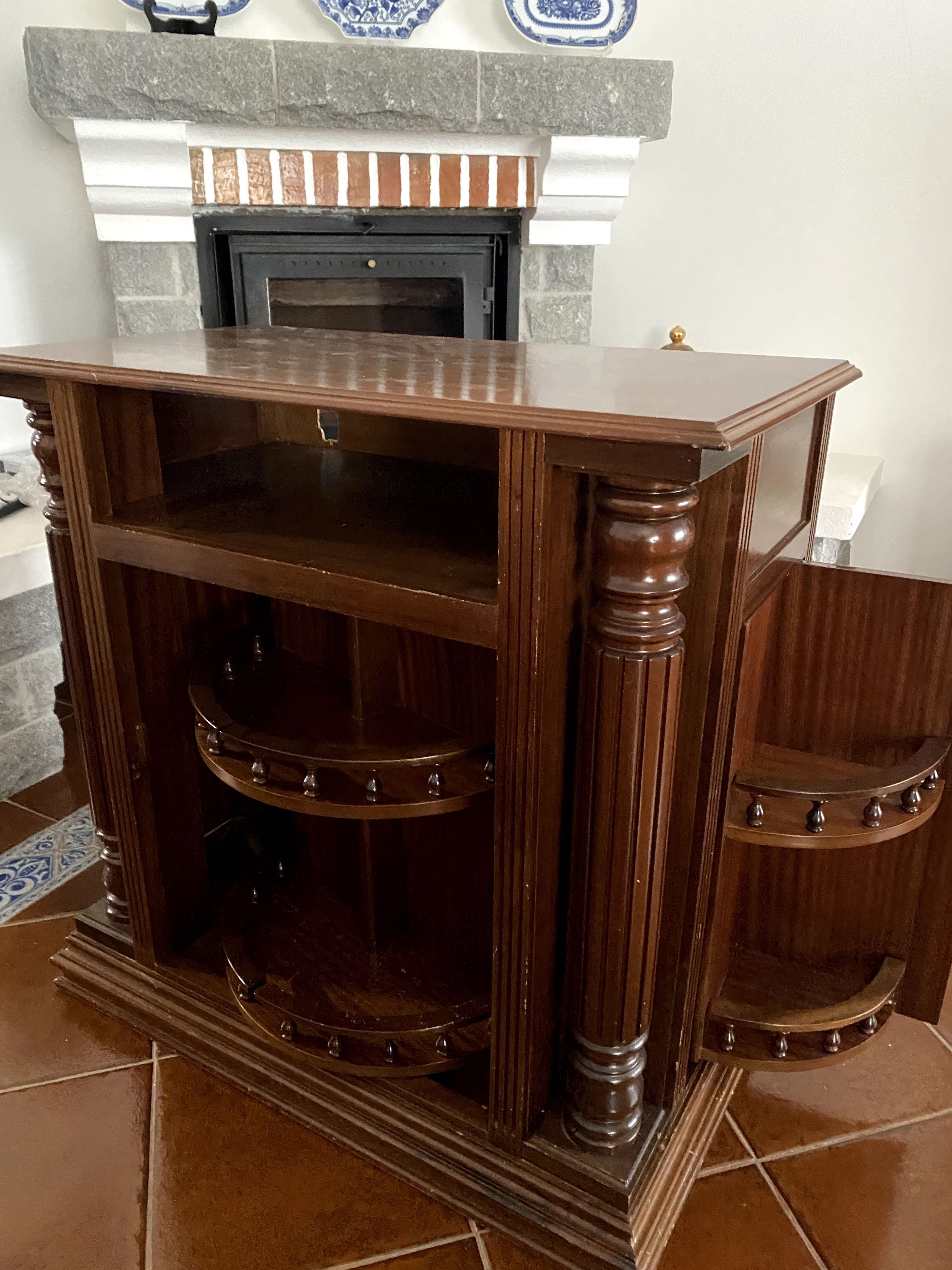 Móvel com bar para TV