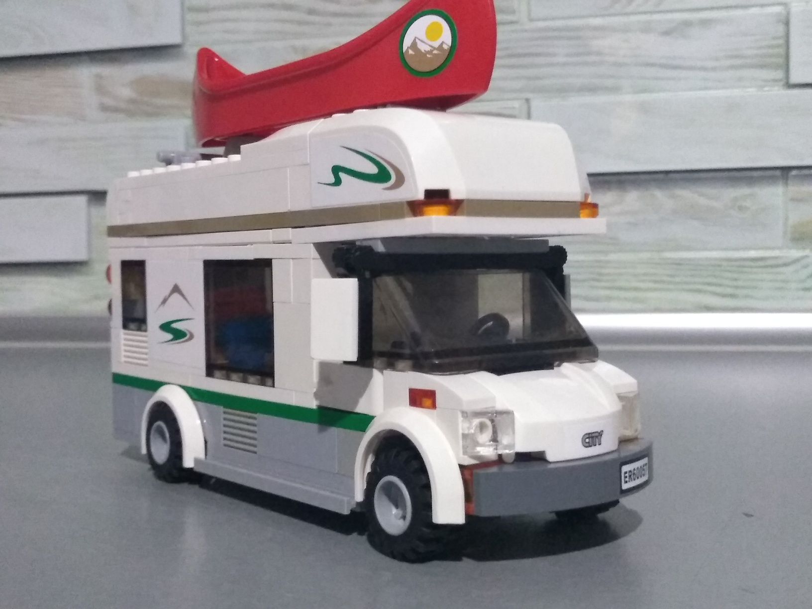 Klocki LEGO samochód kempingowy z kajakiem