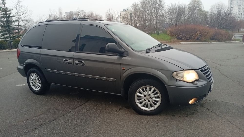 Продаю крайслер вояжер в хорошому стані.