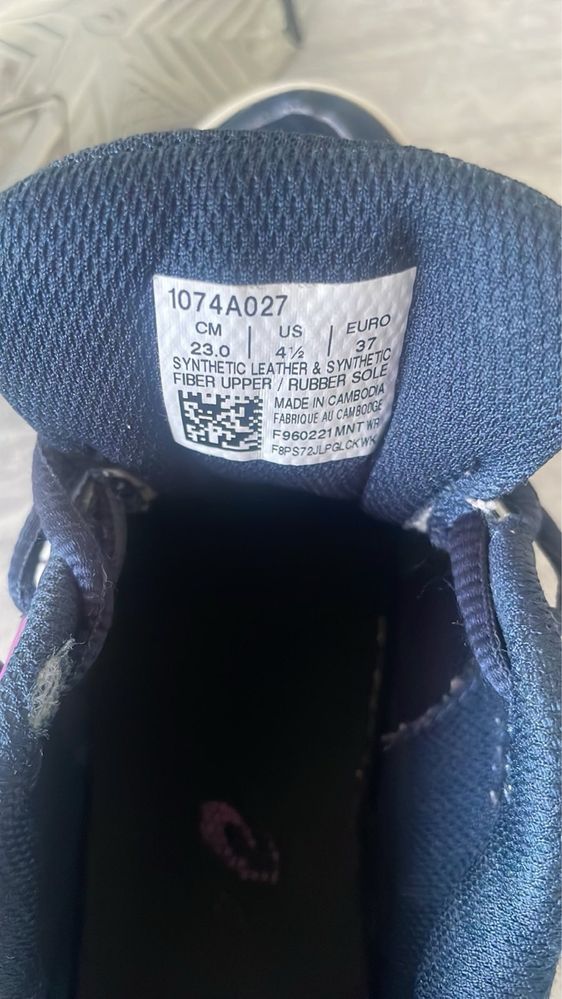 Кросівки Asics.