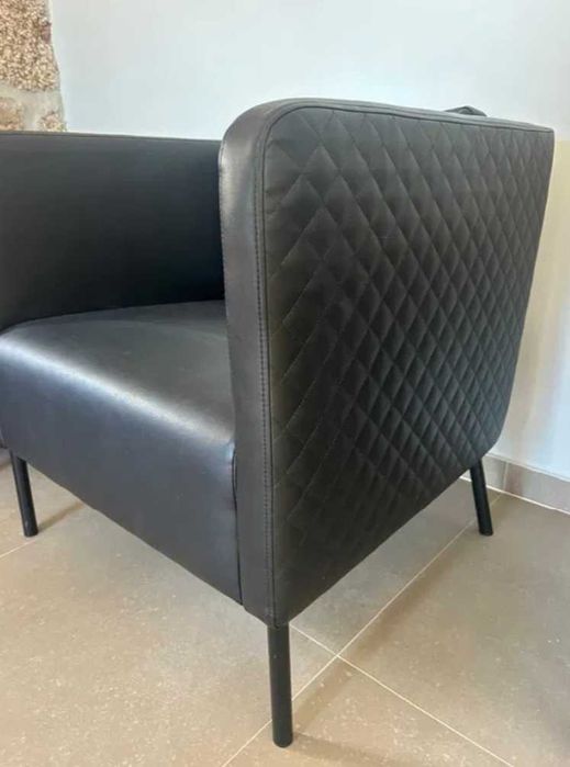 Vendo 1 cadeira Ekero IKEA preto pele sintética.