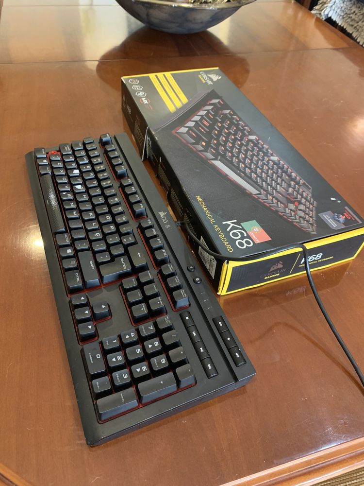 Teclado Corsair K68