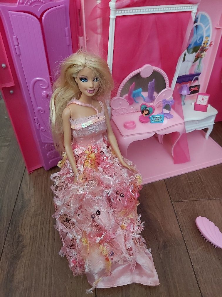 Domek barbie z lalkami