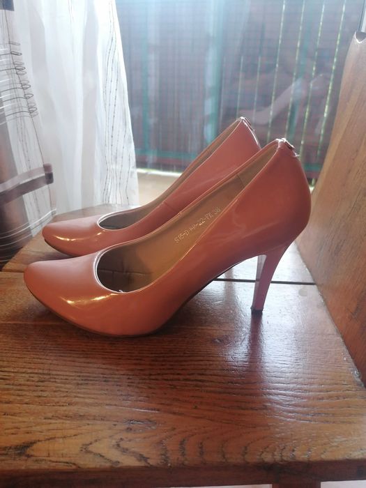 Szpilki czółenka pudrowy róż lakierowane r. 38