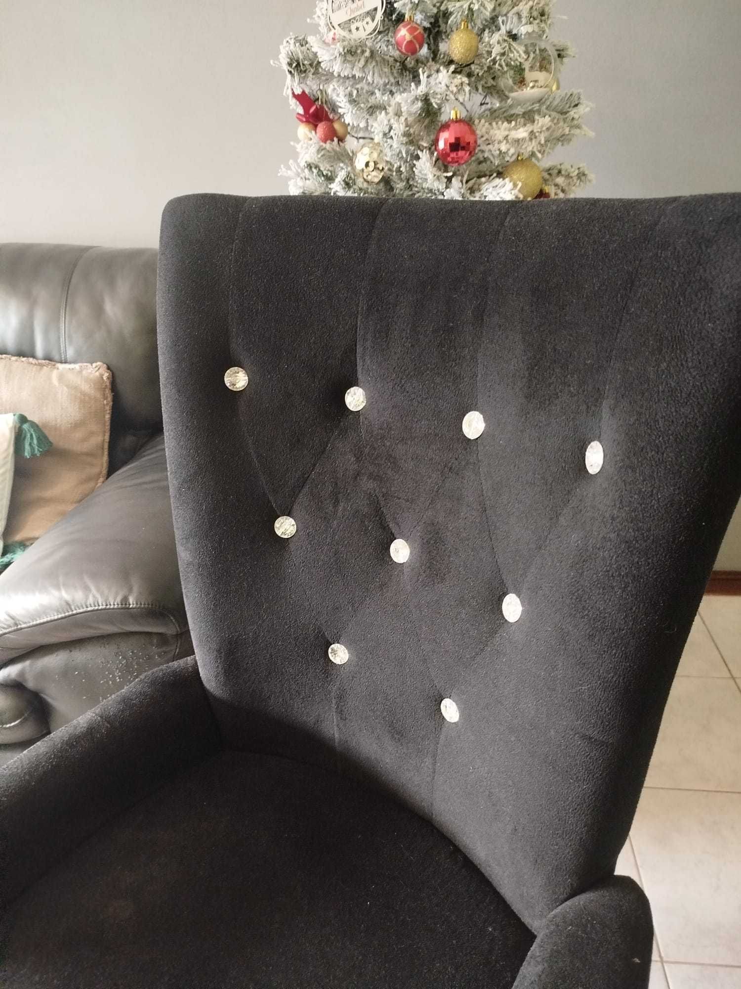Cadeira de sala em veludo preto e cristais.