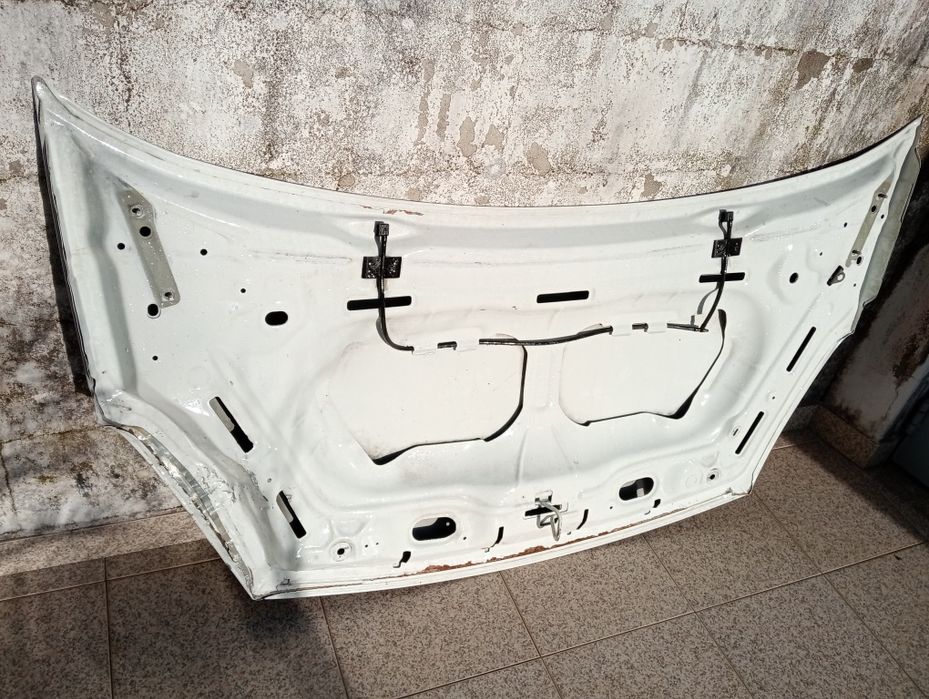 Capot Berlingo 2010 com pequena amassadela