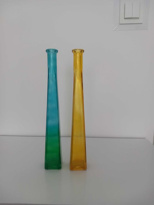 Zestaw 2 kolorowych  wazonikow ,wysok.32 cm