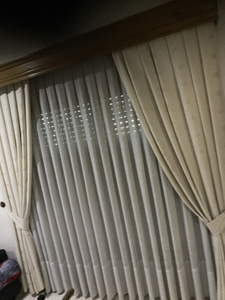 Cortinas com sanefas de madeira