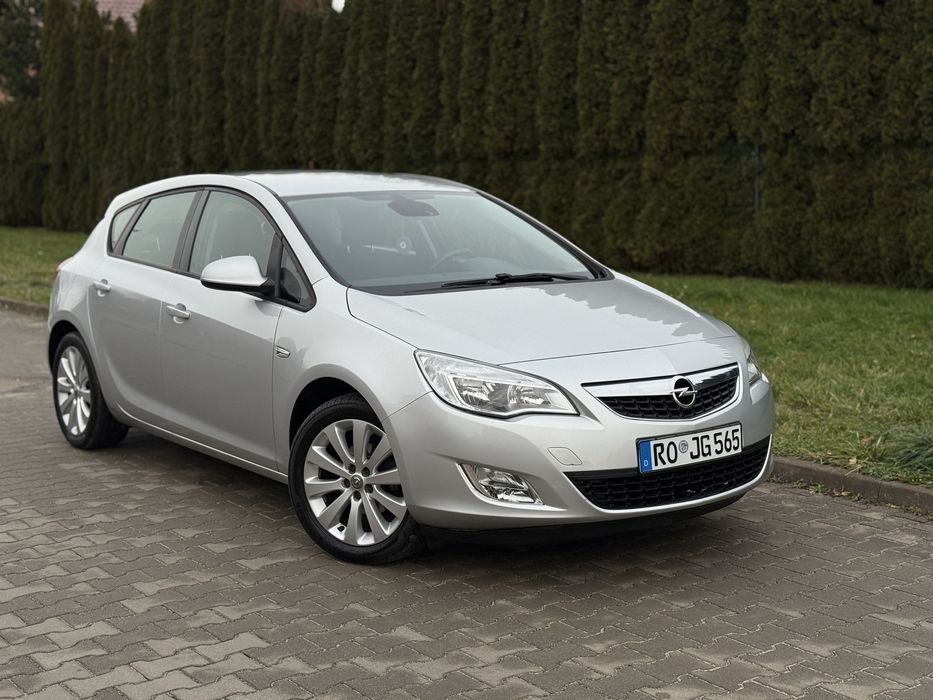 Opel Astra J 1.6 16v Benzyna 2011r z Niemiec