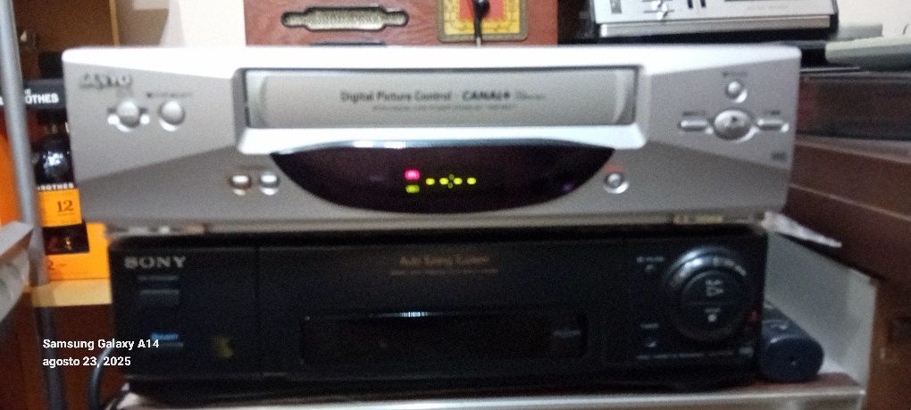 Vídeo Vhs da Sanyo VhR-M271
modelo VHR-M271 a funcionar sem qualquer p