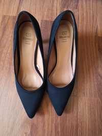 Sapatos pretos clássicos de camurça