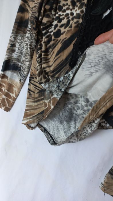 Blusa estampada com renda nas costas