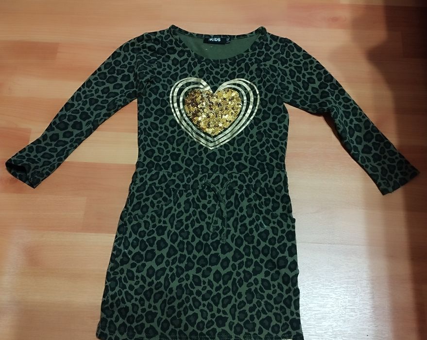 Платье с длинным рукавом.