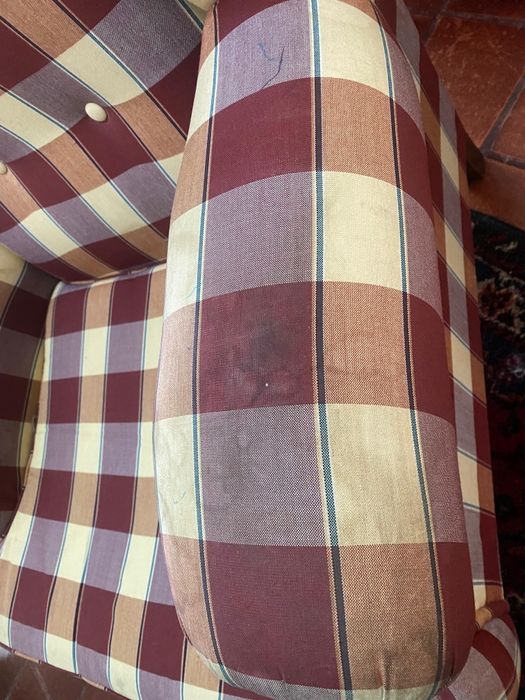 Poltrona vintage de orelhas com estampa xadrez.