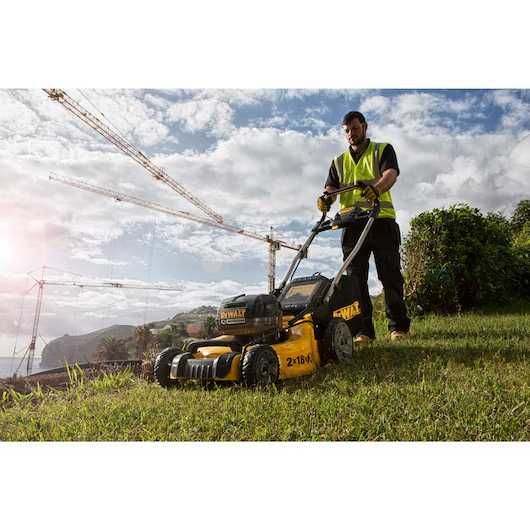 DEWALT ZESTAW Kosiarka Akumulatorowa 2x5Ah 18V DCMW564P2QW 48cm szer.