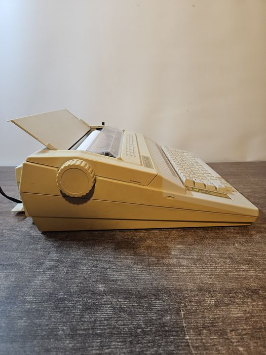 Elektryczna maszyna do pisania TREND s-1100