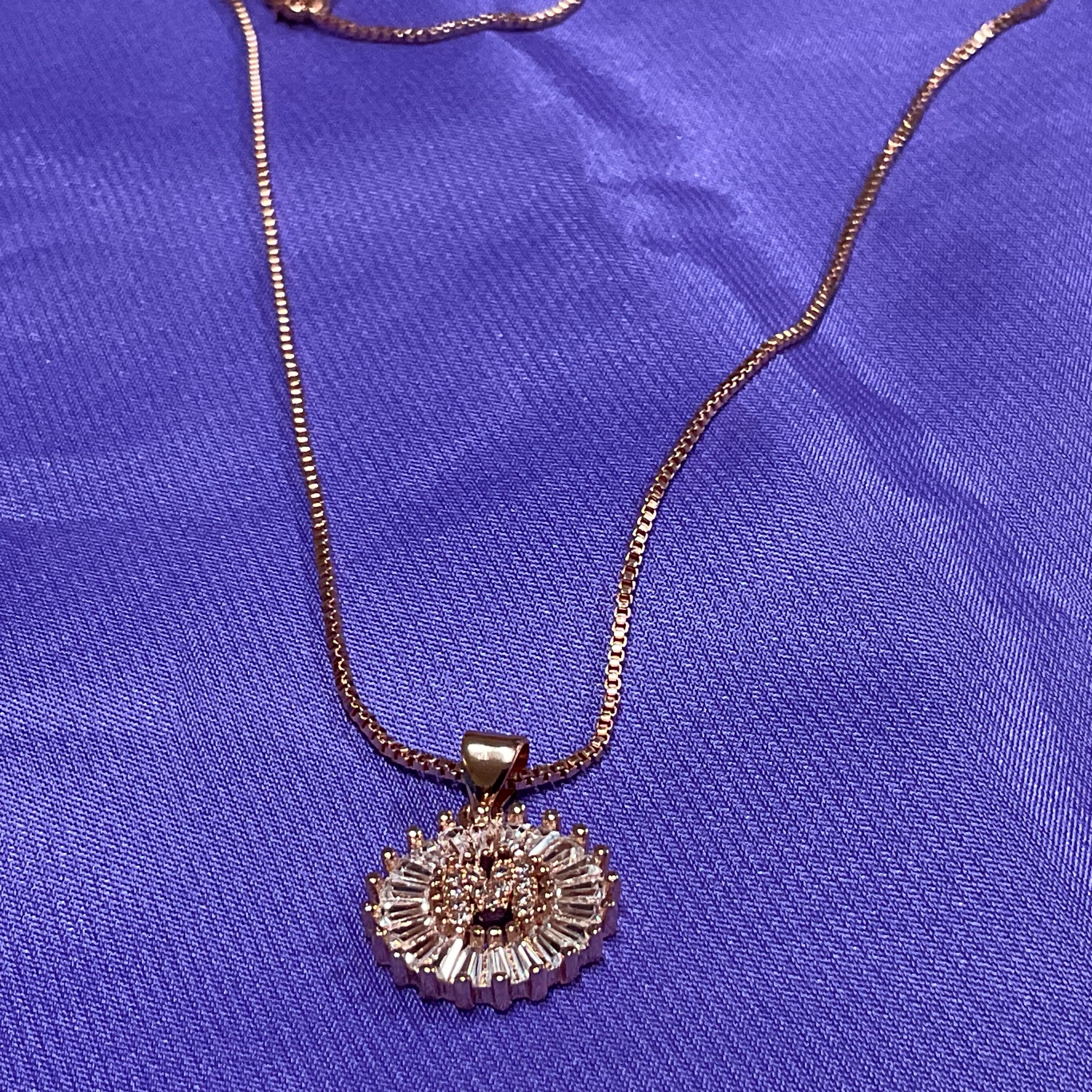 Fio com pendente Letra M,  medida 44 cm