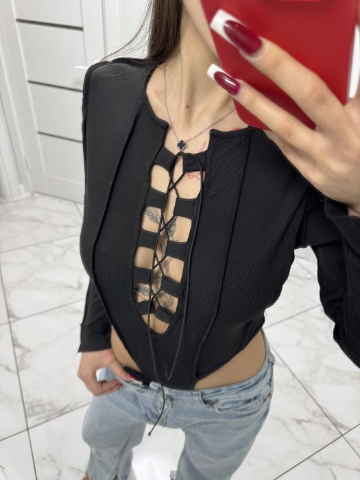 Боді з декольте на шнурівці