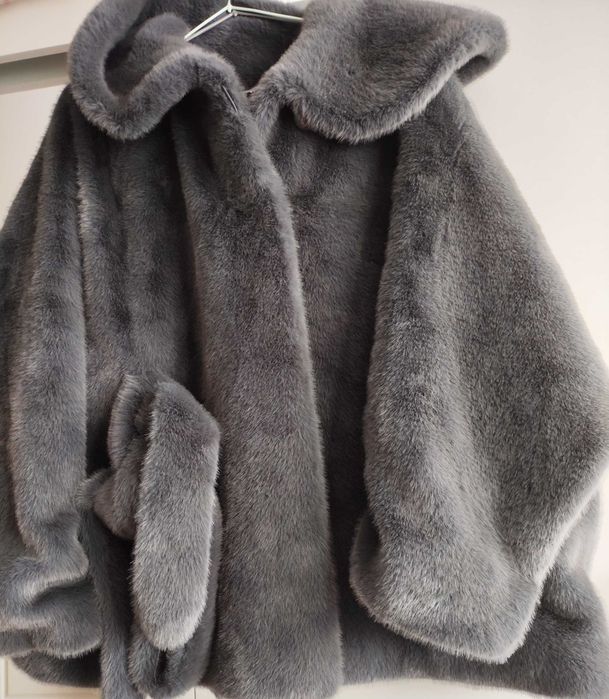 Sprzedaż nowej odzieży damskiej.