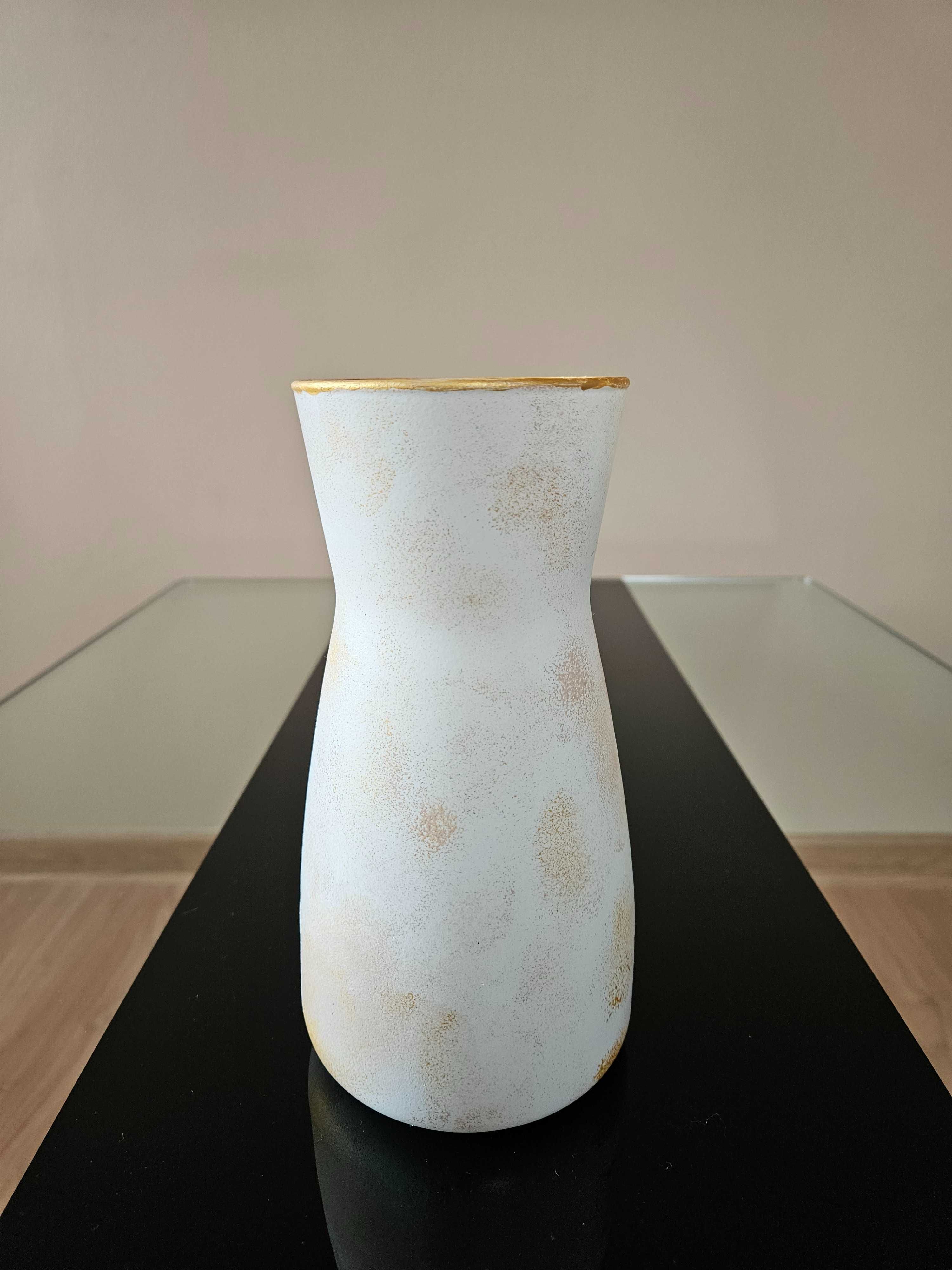 Ręcznie malowany szklany wazon biały z akcentami różu i złota