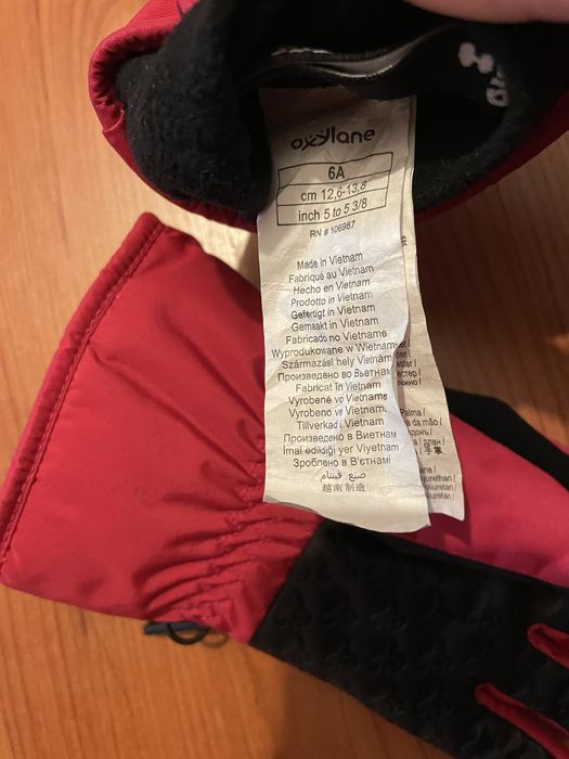 Fato impermeavel e luvas para crianca