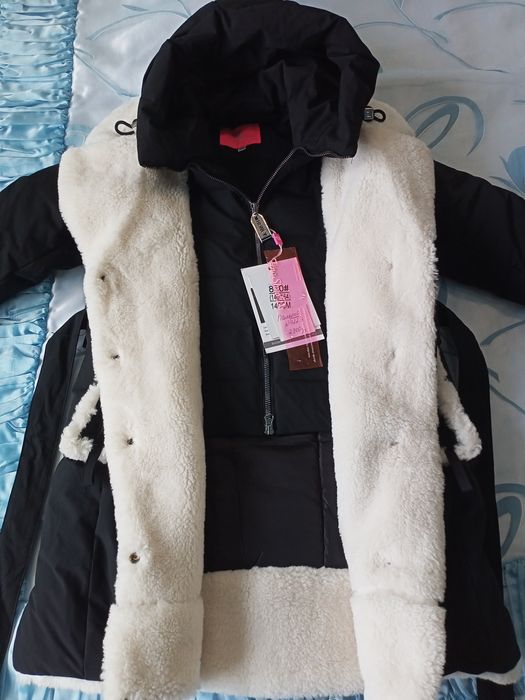 Куртка чорна з білим хутром