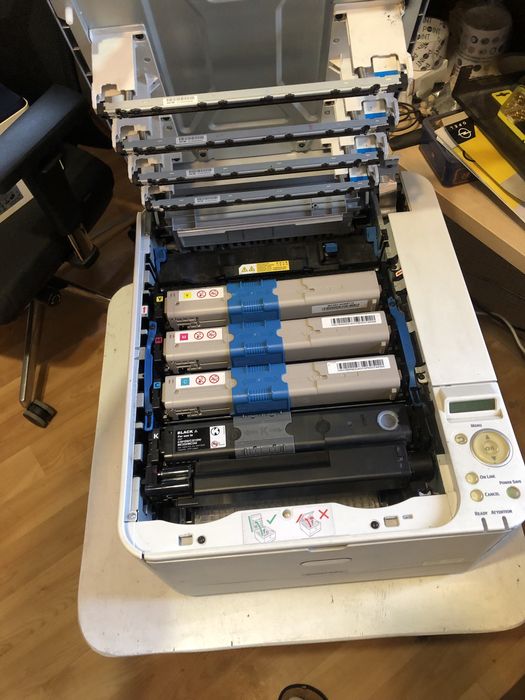 Цветной принтер OKI.